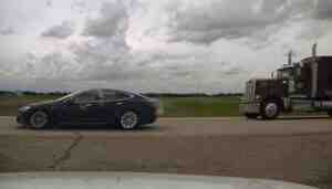 Şoförün uyuduğu Tesla 150 kilometre hıza çıktı