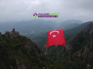 Dağcılar Yoroz Kent Ormanında Türk Bayrağı Dalgalandırdılar