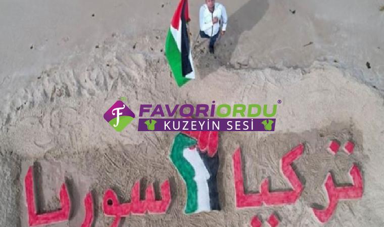 Filistinli sanatkardan Gazze kıyısında ‘Türkiye’ ve ‘Suriye’ yazılı kumdan dev tablo